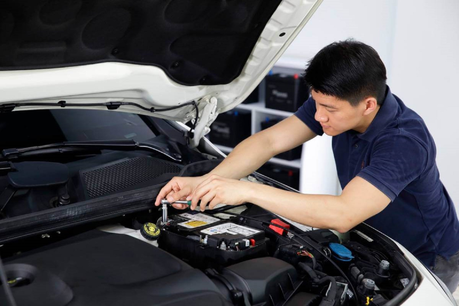 Ắc quy ô tô yếu điện hoặc hết điện gây khó khăn khi khởi động xe