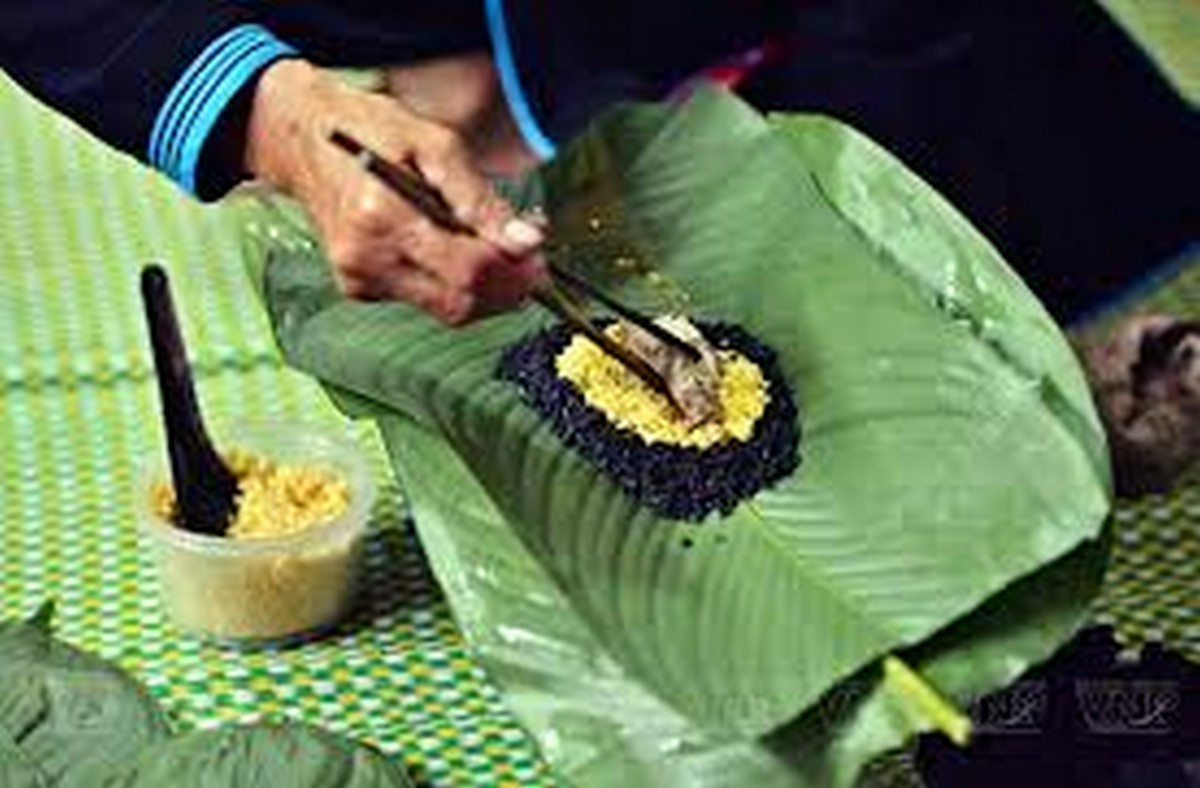 Bánh chưng đen, một món ăn dân dã nhưng đậm đà bản sắc, là đặc sản địa phương được nhiều du khách tìm mua khi du lịch Tà Xùa.