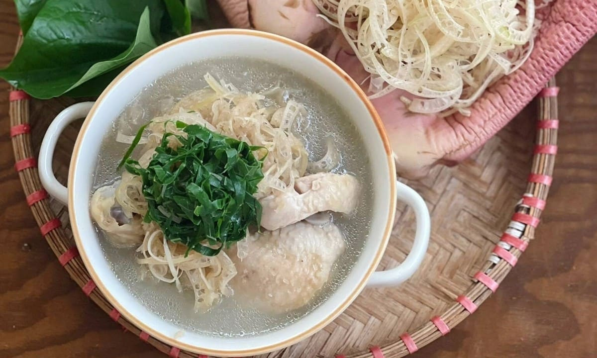 Bát canh loóng lá đắng thanh mát, món ăn truyền thống của Hòa Bình