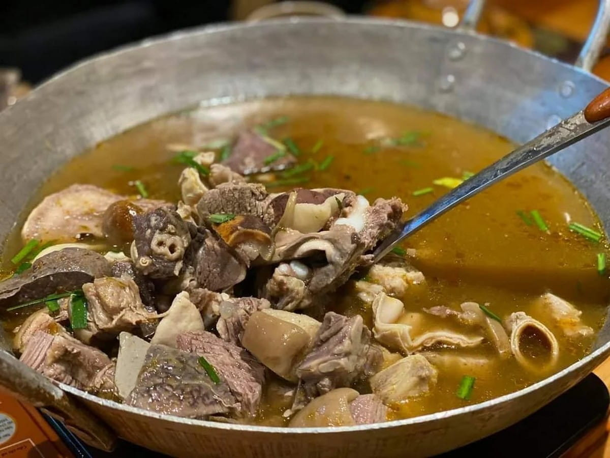 Bát thắng cố nóng hổi, món ăn truyền thống của người H'Mông, là trải nghiệm ẩm thực độc đáo trong chuyến du lịch Tà Xùa.