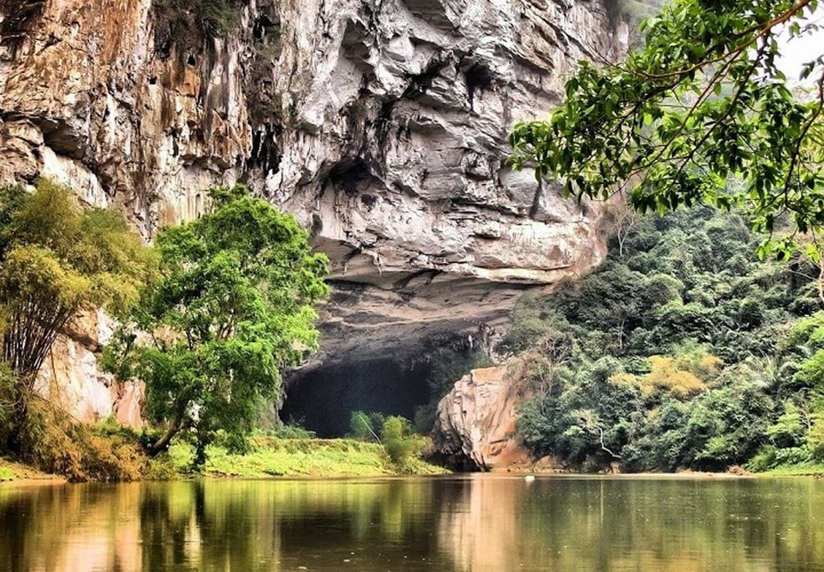 Bên trong Động Puông kỳ bí