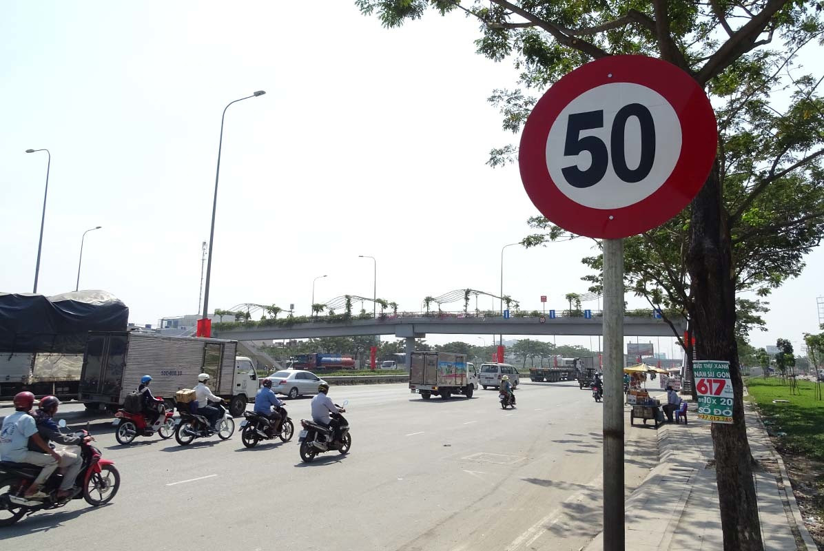 Biển báo giới hạn tốc độ tối đa cho phép P.127 áp dụng cho xe ô tô