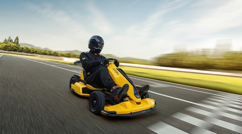 Các xe Go Kart đang thi đấu tốc độ cao trên đường đua