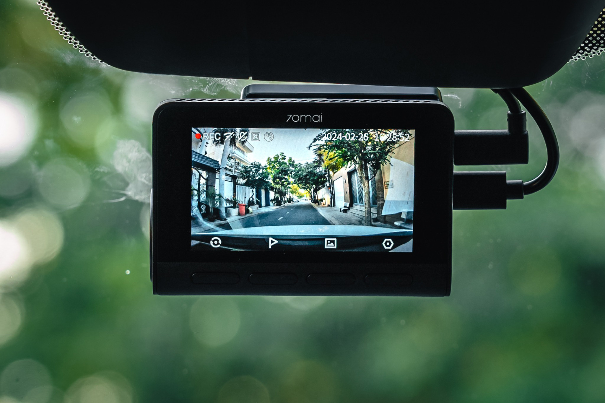 Camera hành trình ô tô với chức năng định vị GPS theo dõi vị trí và tốc độ