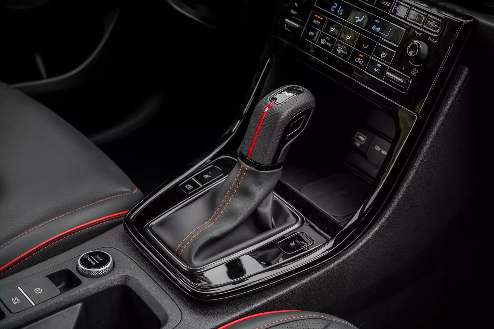 Cần số và khu vực điều khiển trung tâm của Hyundai Creta.