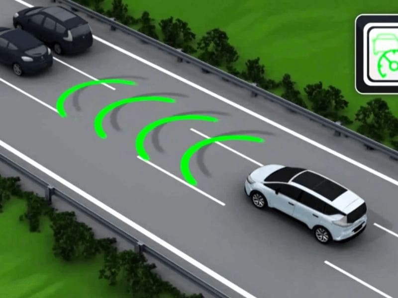 Công nghệ kiểm soát hành trình thích ứng ACC giúp giữ khoảng cách an toàn với xe đi trước