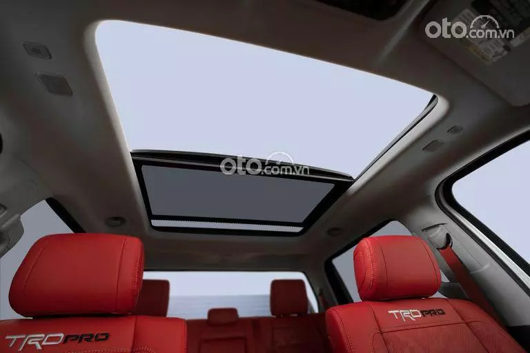 Cửa sổ trời toàn cảnh giúp không gian bên trong Tundra 2025 thêm thoáng đãng