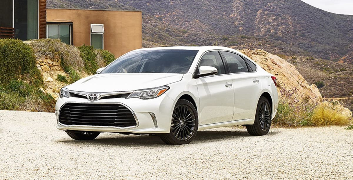 Đầu xe của Toyota Avalon 2018 được thiết kế sang trọng và hiện đại