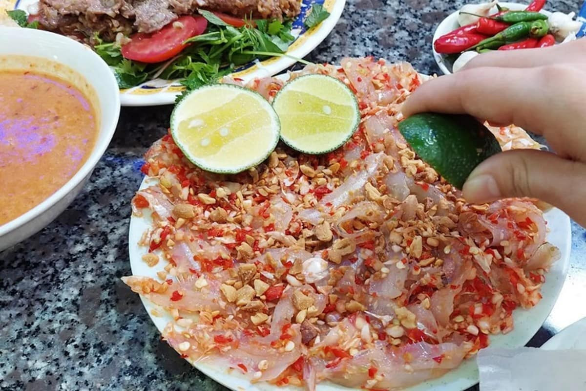 Đĩa gỏi cá mai tươi ngon, trộn cùng gia vị và rau thơm, món khai vị đặc trưng của ẩm thực biển Phan Thiết