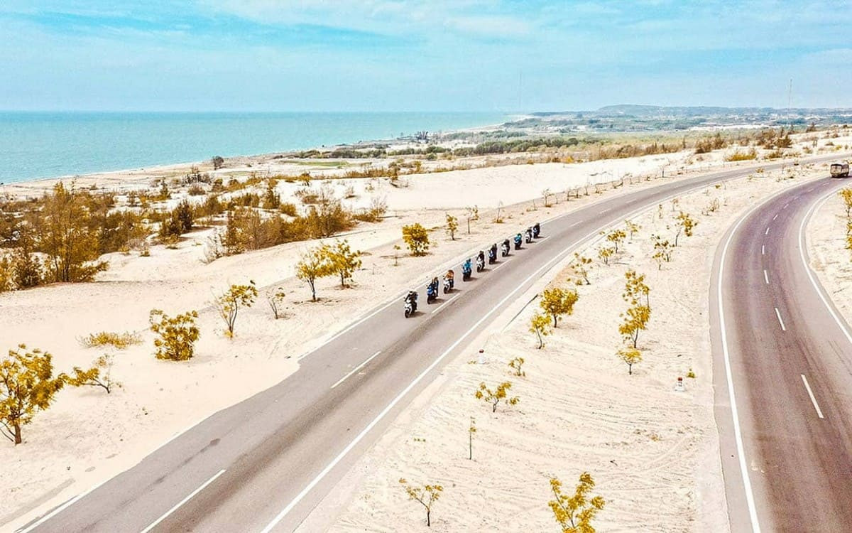 Đồi cát Trắng Bàu Trắng Mũi Né với hồ sen xanh biếc và những triền cát trắng rộng lớn, điểm check-in độc đáo tại Phan Thiết