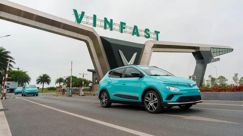 Đón xe taxi điện VinFast Xanh SM trực tiếp trên đường