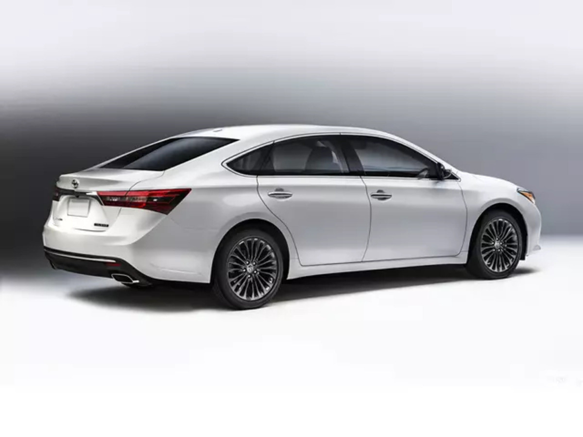 Đuôi xe Toyota Avalon 2018 với đèn hậu LED sắc nét và phanh lớn