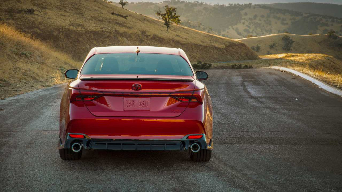 Đuôi xe Toyota Avalon 2020 nổi bật với dải đèn LED ngang