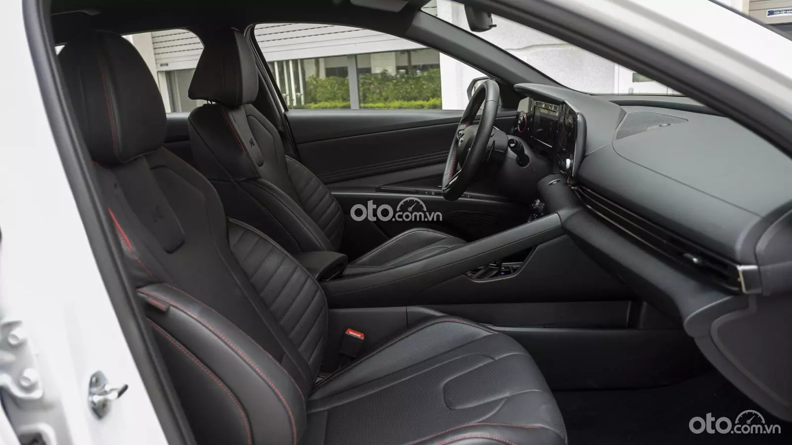 Ghế ngồi bọc da với thiết kế ôm người trên Hyundai Elantra