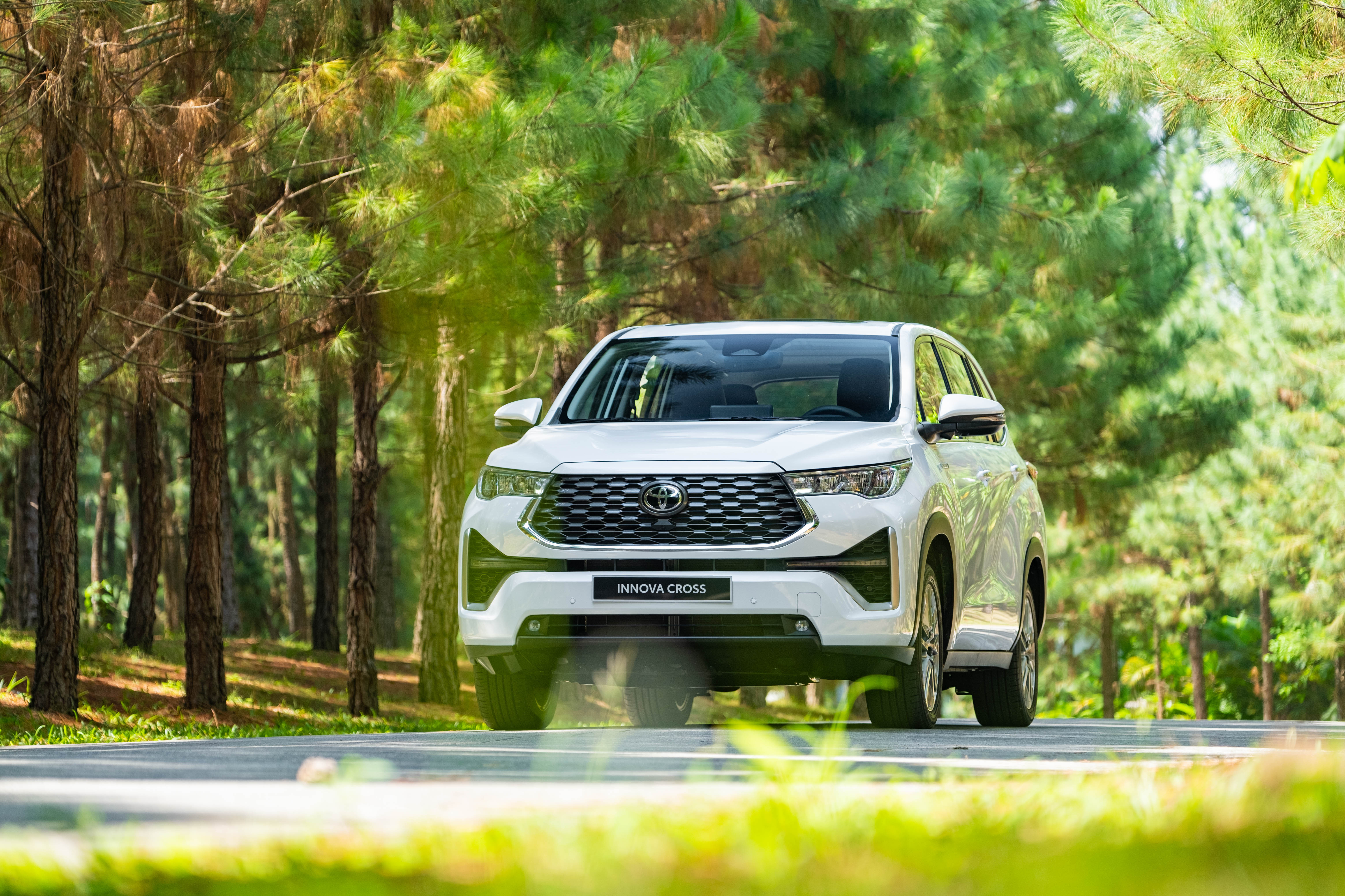 Góc nhìn tổng thể thiết kế ngoại thất mạnh mẽ của Toyota Innova Cross