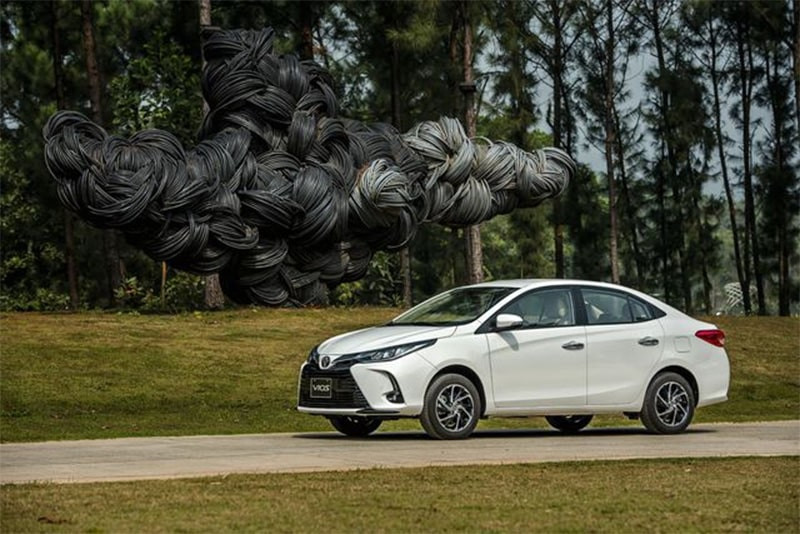 Hình ảnh chiếc xe Toyota Vios 2022 đang di chuyển trên đường, thể hiện khả năng vận hành