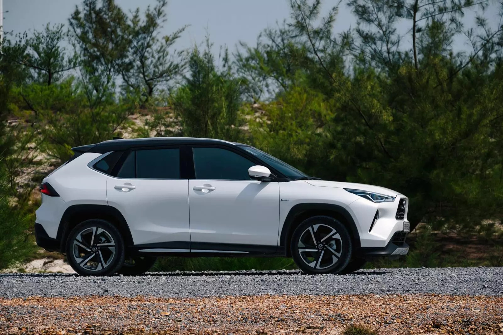 Hình ảnh minh họa kích thước tổng thể và khoảng sáng gầm xe Toyota Yaris Cross 2025
