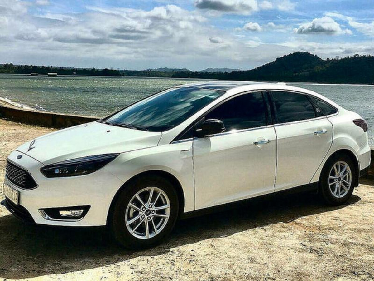 Hình ảnh một chiếc Ford Focus, dòng xe sedan phù hợp cho hành trình đến Cúc Phương