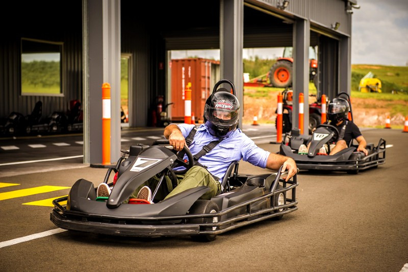 Hình ảnh một chiếc xe Go Kart trên đường đua