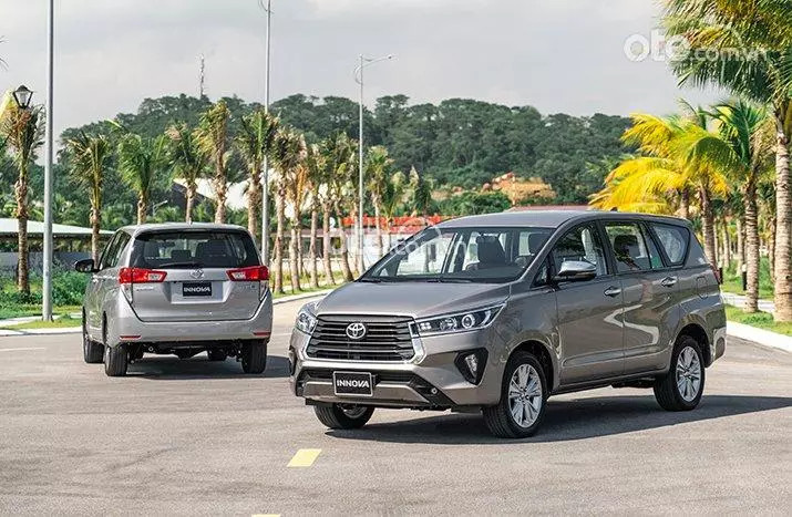 Hình ảnh ngoại thất phía trước xe Toyota Innova tại Việt Nam