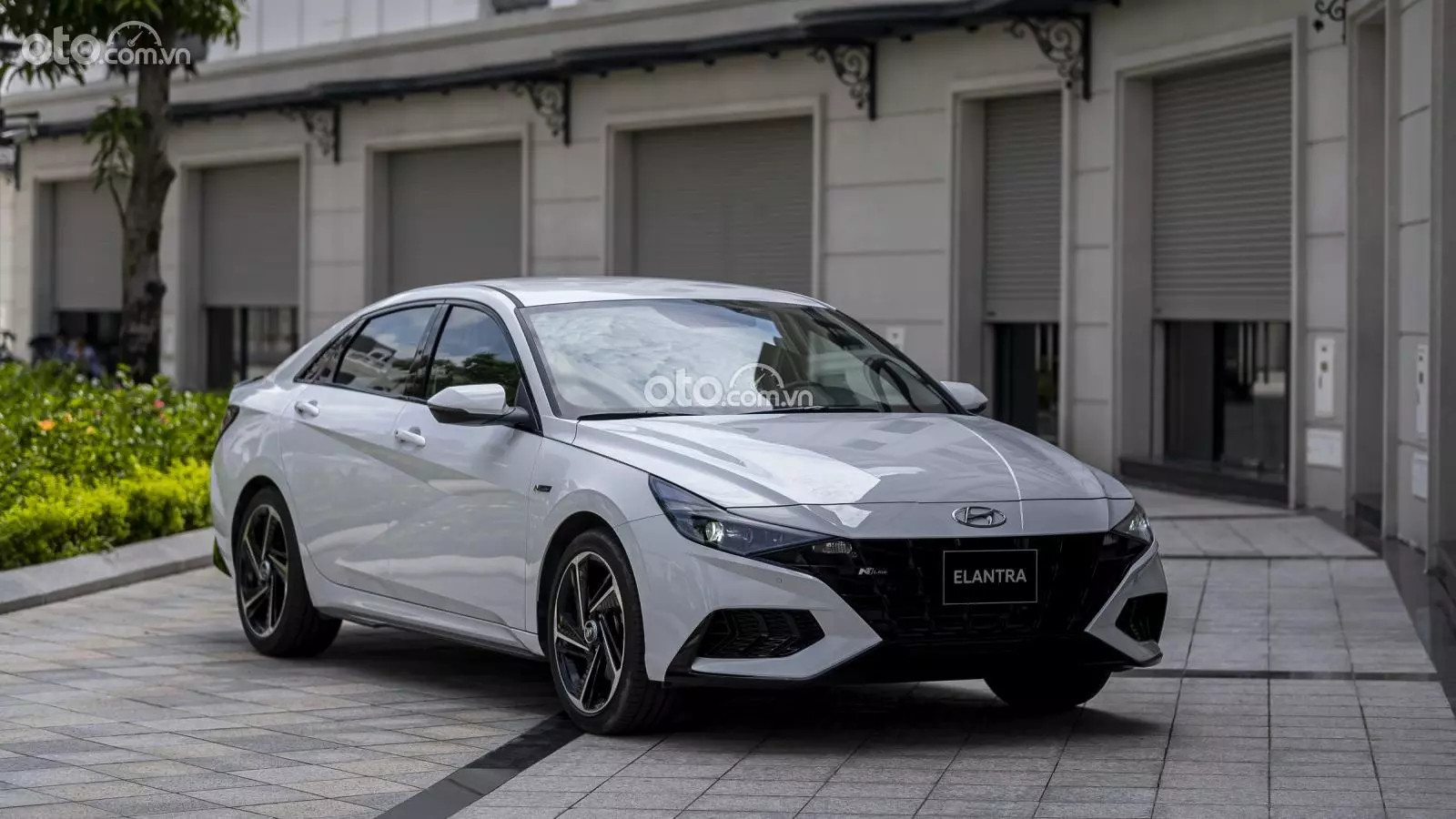 Hình ảnh tổng thể xe Hyundai Elantra thế hệ mới với thiết kế thể thao