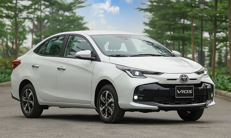 Hình ảnh tổng thể xe Toyota Vios 2022 đang đỗ trên đường