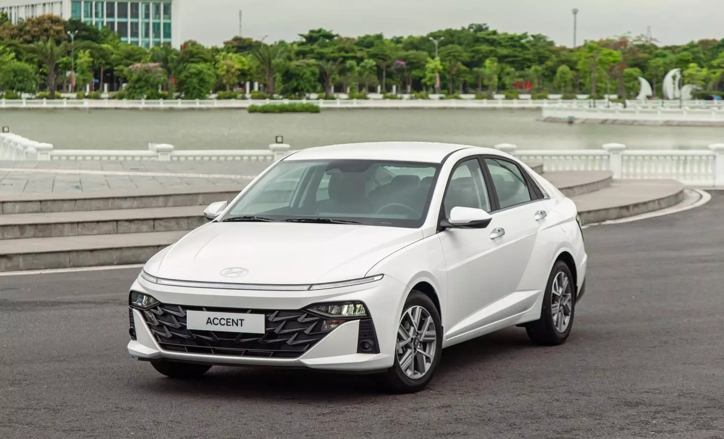 Hyundai Accent màu đỏ, minh họa cho chương trình ưu đãi giúp giảm giá lăn bánh
