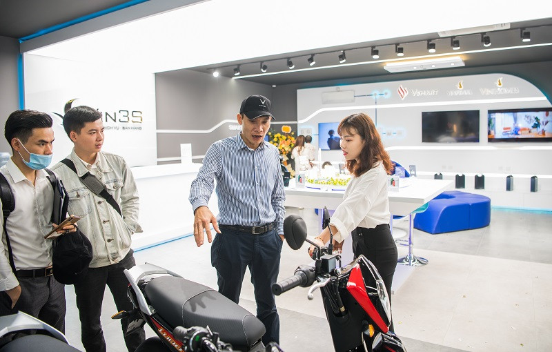 Khách hàng tham quan và trải nghiệm xe máy điện VinFast tại showroom Vin3S