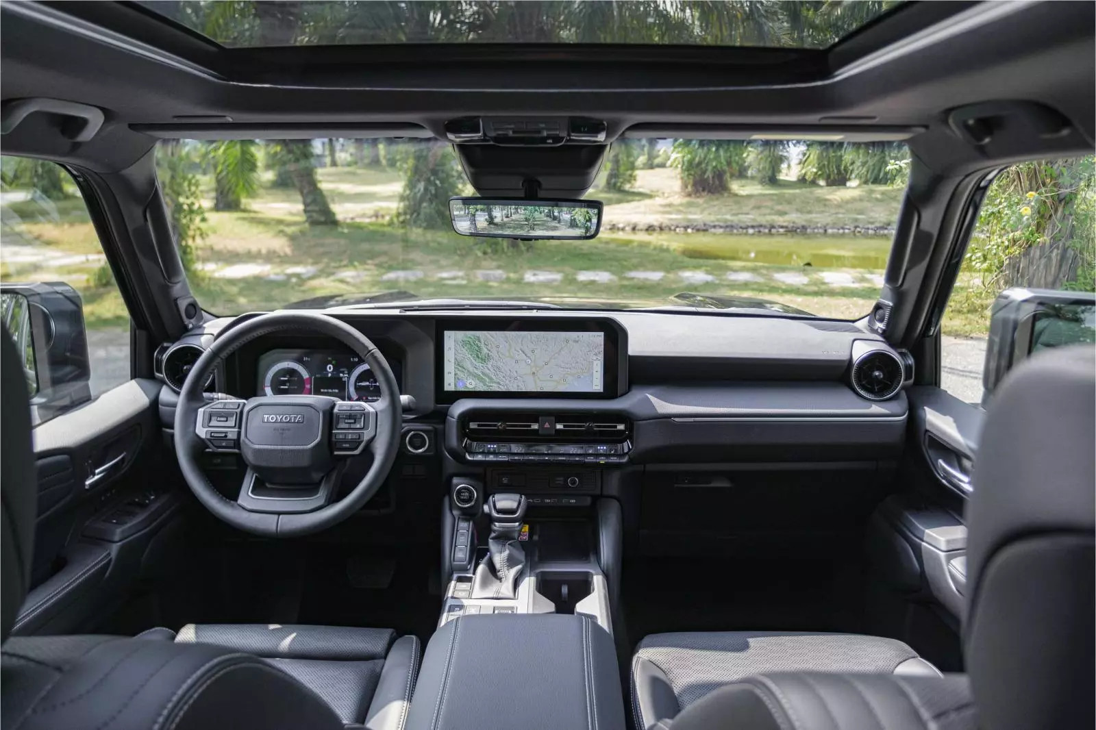 Khoang cabin rộng rãi của Toyota Land Cruiser Prado 2025 với màn hình lớn và bố cục gọn gàng.