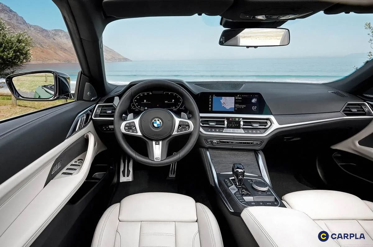 Khoang lái với táp-lô và vô-lăng thể thao trên BMW 420i