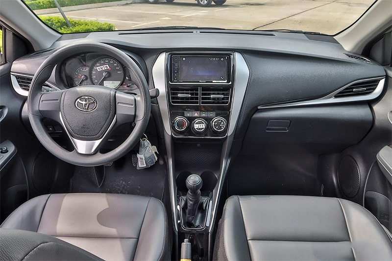 Khoang nội thất Toyota Vios 2020 với ghế bọc da và màn hình trung tâm