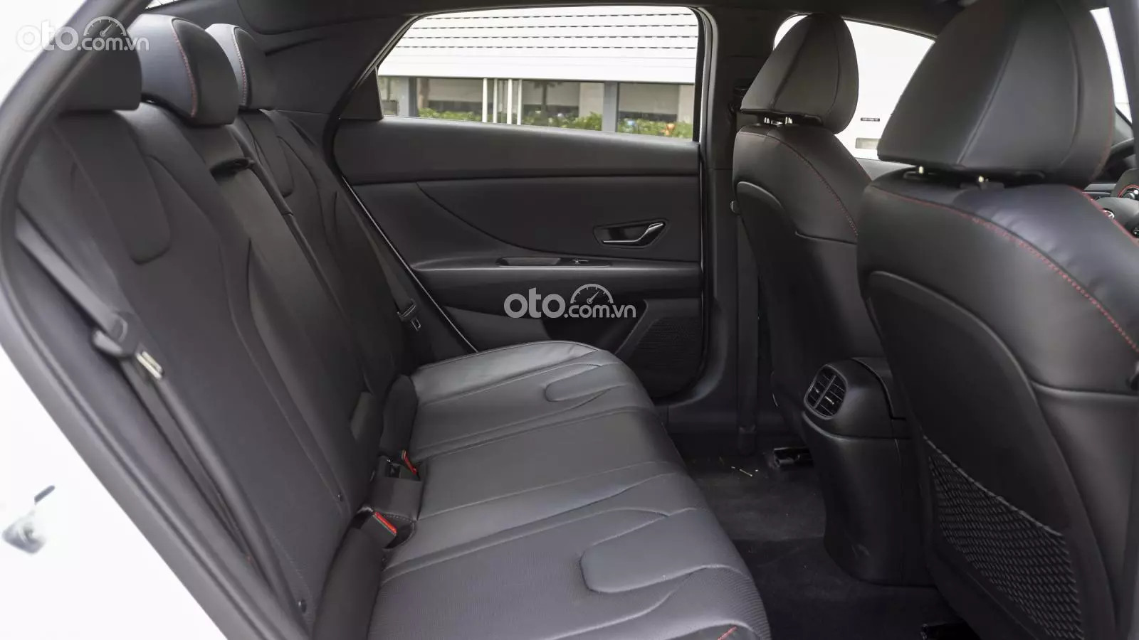 Không gian hàng ghế sau rộng rãi và thoải mái của Elantra