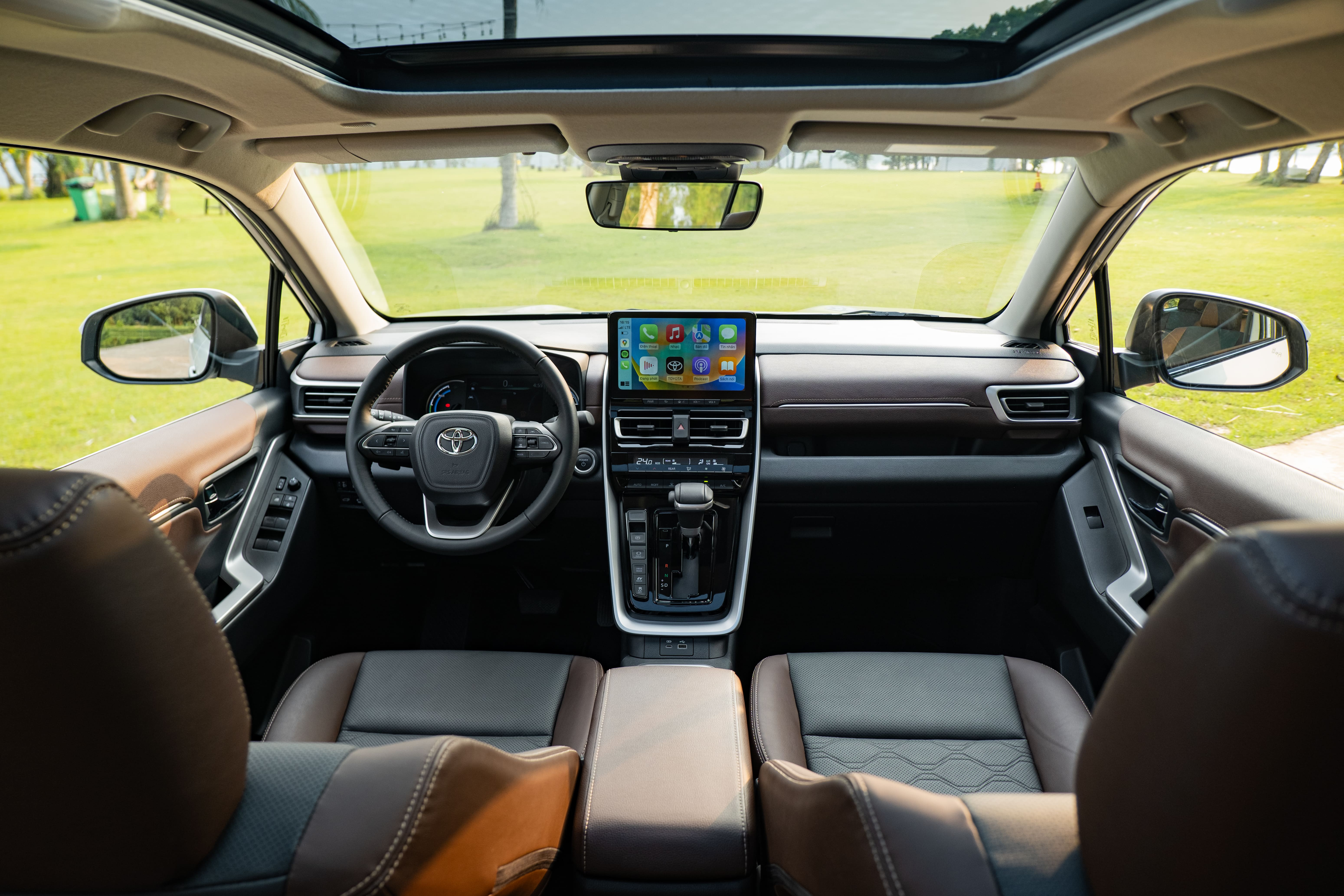 Không gian nội thất rộng rãi và tiện nghi với ghế thương gia trên Toyota Innova Cross phiên bản Hybrid