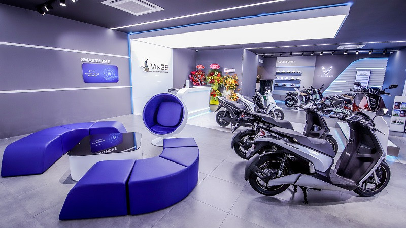 Khu trưng bày xe máy điện VinFast trong không gian hiện đại của Showroom Vin3S