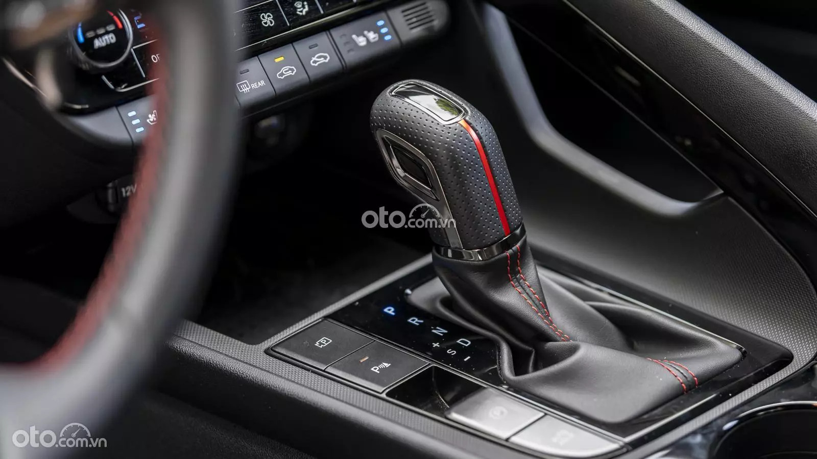 Khu vực cần số và bảng điều khiển trung tâm trên xe Hyundai Elantra