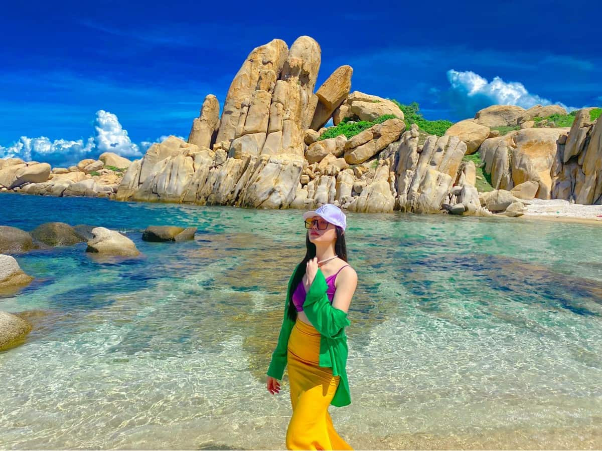 Khung cảnh biển xanh cát trắng tại Phan Thiết vào mùa khô, lý tưởng cho các hoạt động tắm biển và lướt ván diều