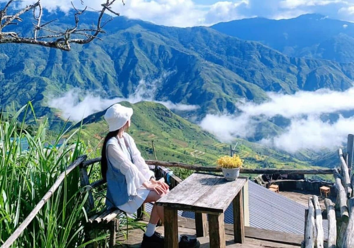 Khung cảnh núi rừng hùng vĩ tại một trong các địa điểm nổi tiếng khi du lịch Tà Xùa, thể hiện vẻ đẹp hoang sơ của vùng Tây Bắc.