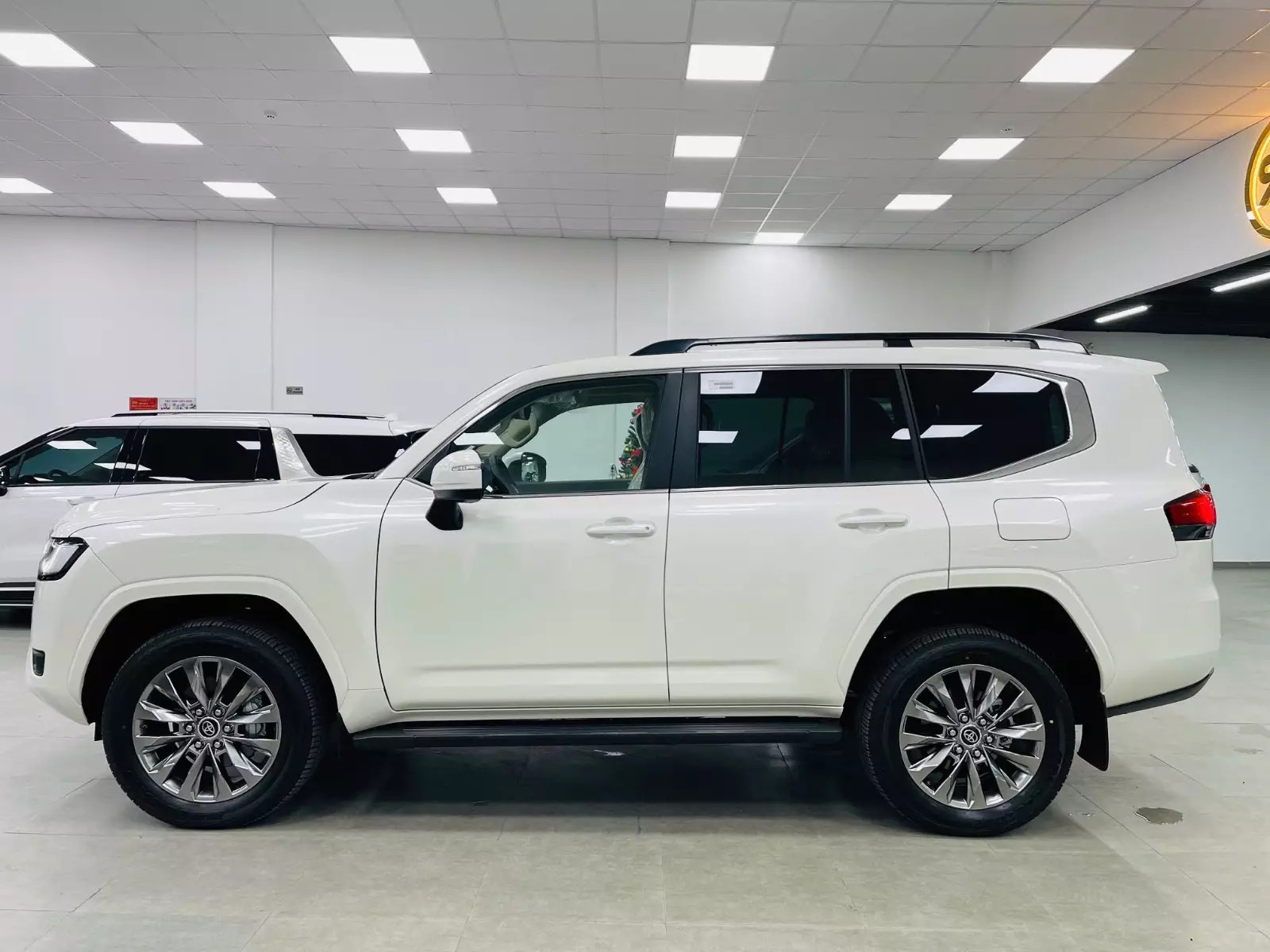 Kích thước tổng thể và khoảng sáng gầm xe Land Cruiser 2025