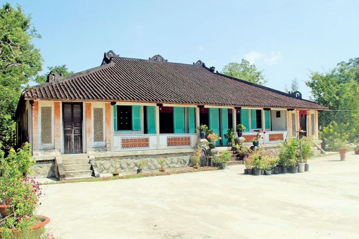 Kiến trúc cổ kính của Nhà Trăm Cột