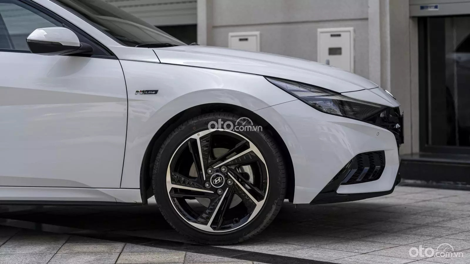La-zăng hợp kim đa chấu phối hai tông màu trên Hyundai Elantra