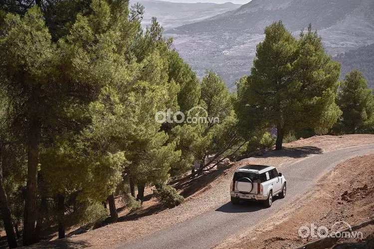 Land Rover Defender thể hiện khả năng vượt địa hình ấn tượng