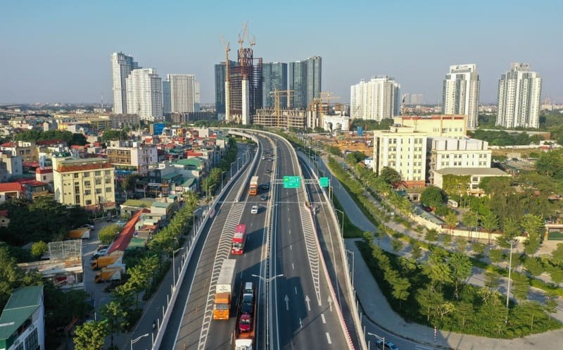 Lối vào đường cao tốc với hệ thống phân làn rõ ràng