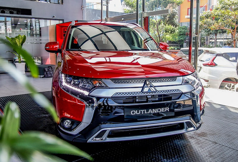 Mẫu SUV 7 chỗ Mitsubishi Outlander trên đường phố