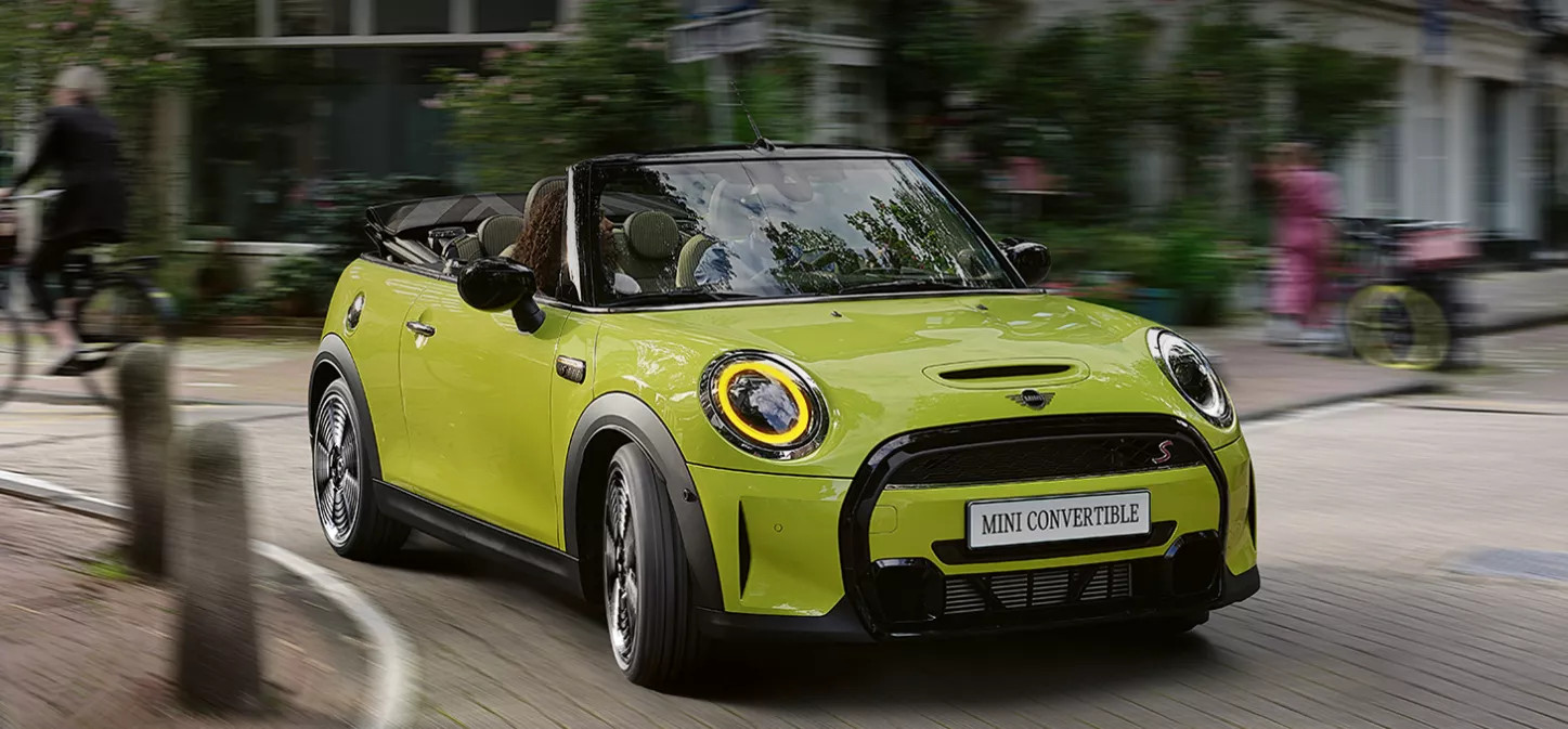 MINI Convertible mui trần màu vàng nổi bật đỗ trên đường