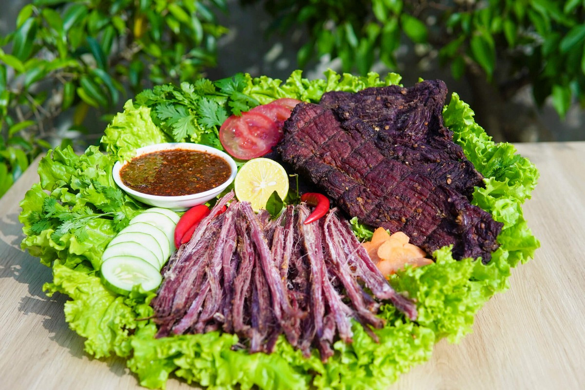 Món thịt trâu gác bếp, đặc sản ẩm thực không thể bỏ qua khi du lịch Tà Xùa, mang hương vị đặc trưng vùng cao.