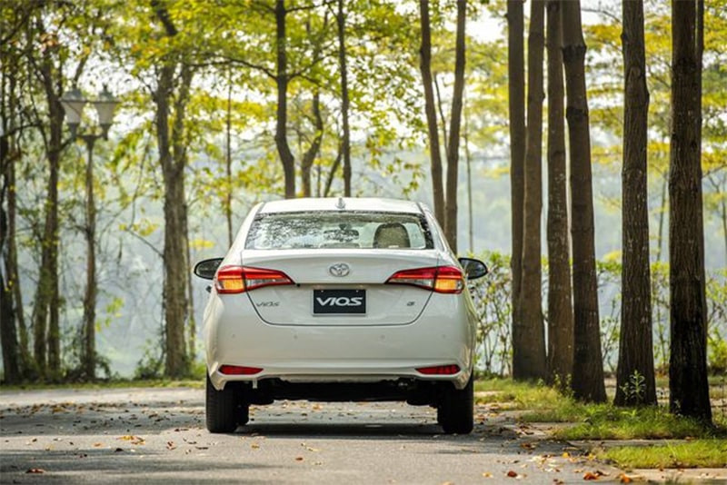 Ngoại thất phía sau của Toyota Vios 2022 với cụm đèn hậu LED