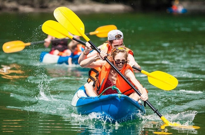Người chèo thuyền kayak ngắm cảnh hoàng hôn trên hồ