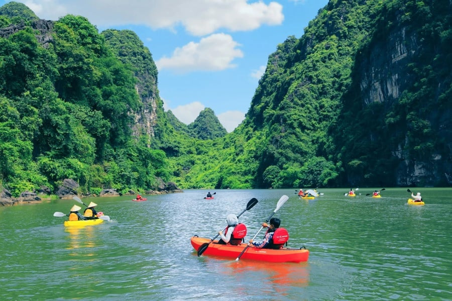 Người chèo thuyền kayak trên mặt nước phẳng lặng