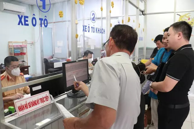 Người dân làm thủ tục đăng ký xe tại cơ quan công an địa phương