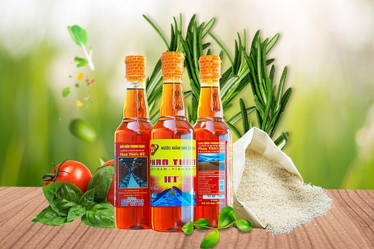 Những chai nước mắm truyền thống Phan Thiết màu cánh gián đặc trưng, sản phẩm nổi tiếng làm quà du lịch ý nghĩa